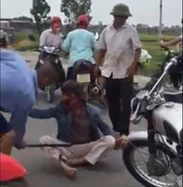 Bắc Ninh: Tranh cãi trước việc người đàn ông trộm xe máy bị dân dùng dao đánh tới tấp - Ảnh 2.