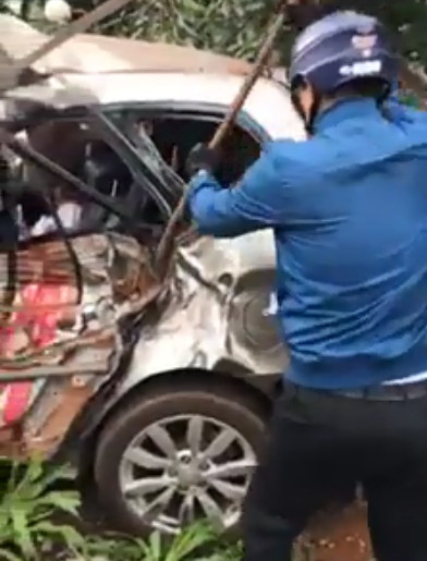 Tông nát bét xe con, 5 người thương vong - Ảnh 2. Tông nát bét xe con, 5 người thương vong - Ảnh 2.