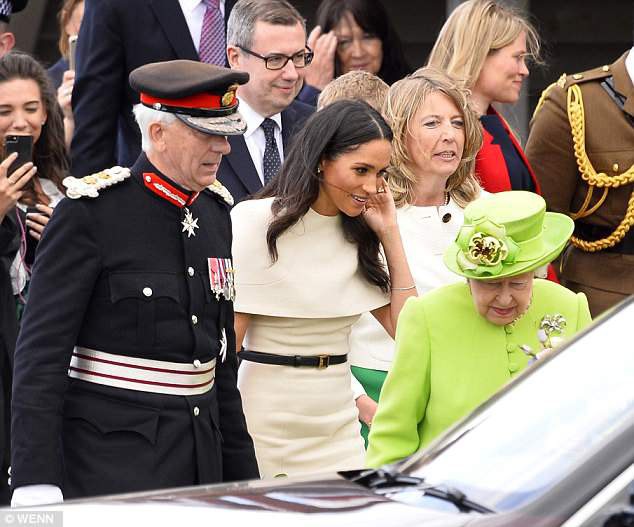 Nữ hoàng Anh tặng công nương Meghan bông tai kim cương trong chuyến đi xa đầu tiên của hai bà cháu - Ảnh 2.