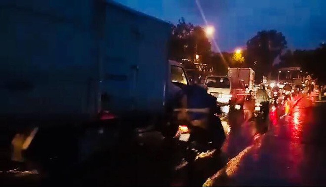 Chạy lên vỉa hè tránh mưa, thanh niên va vào xe tải tử vong thương tâm - Ảnh 2.