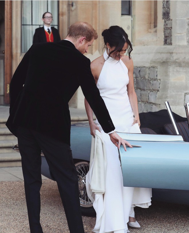 Váy cưới của Meghan Markle hot đến nỗi hãng thiết kế phải cho ra mắt phiên bản mô phỏng với giá rẻ hơn 20 lần - Ảnh 2.