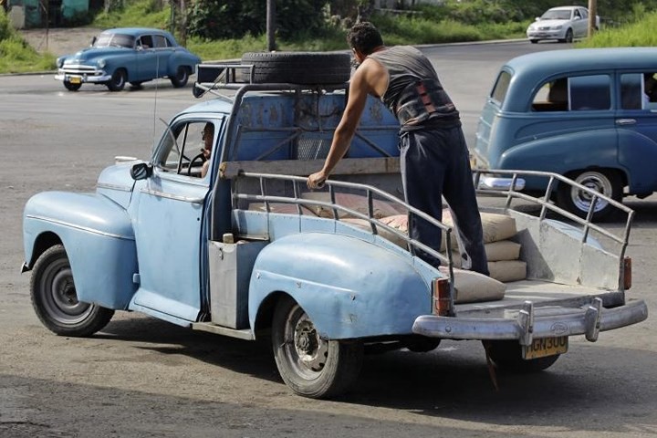 Ảnh: Vẻ đẹp hớp hồn của các xe ô tô cổ trên các góc phố nẻo đường Cuba - Ảnh 17. Ảnh: Vẻ đẹp hớp hồn của các xe ô tô cổ trên các góc phố nẻo đường Cuba - Ảnh 17.