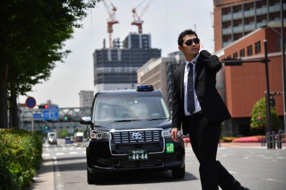 Đi taxi ở Nhật Bản m&ugrave;a n&agrave;y: T&agrave;i xế nếu kh&ocirc;ng phải ninja huyền thoại th&igrave; cũng l&agrave; vệ sĩ vest đen cực ngầu v&agrave; c&ograve;n được trang bị cả&hellip; s&uacute;ng nước - Ảnh 3.