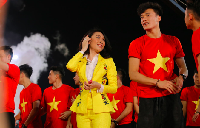 Clip: Mỹ Tâm công khai gọi Hà Đức Chinh là bạn gái Bùi Tiến Dũng khiến chàng thủ môn ngượng chín mặt - Ảnh 2. Clip: Mỹ Tâm công khai gọi Hà Đức Chinh là bạn gái Bùi Tiến Dũng khiến chàng thủ môn ngượng chín mặt - Ảnh 2.