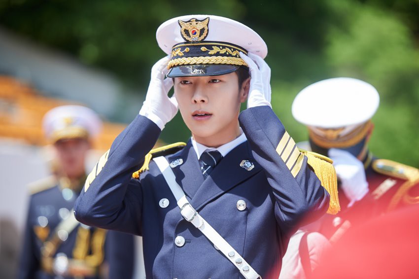 Nhìn 5 chàng trai này trong phim Hàn mới thấy: quân phục cũng đẹp và sang nào có kém hàng hiệu đắt đỏ - Ảnh 3.