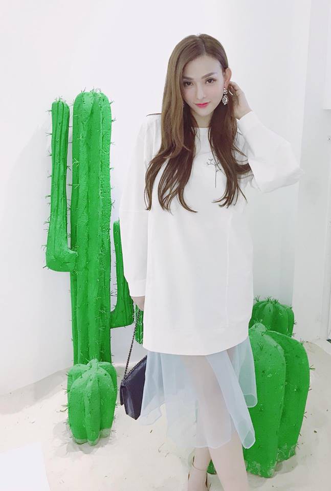 Mỹ nhân Vbiz và những lần khiến fan tá hoả vì gương mặt khác lạ đến không thể nhận ra - Ảnh 2.