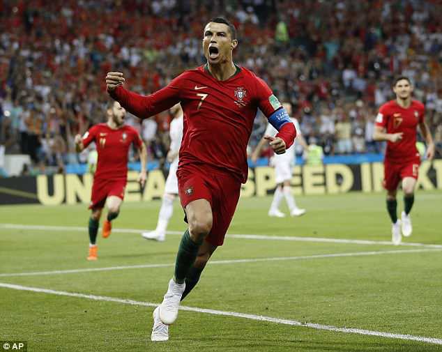 Ronaldo thuê hẳn một chuyên gia dinh dưỡng, một bác sĩ, một nhà vật lí trị liệu cá nhân và cả một đầu bếp riêng - Ảnh 1.