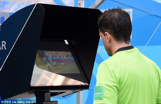 Fan tranh cãi dữ dội quyết định thổi penalty cho Pháp, dù trọng tài đã dùng công nghệ VAR - Ảnh 1.