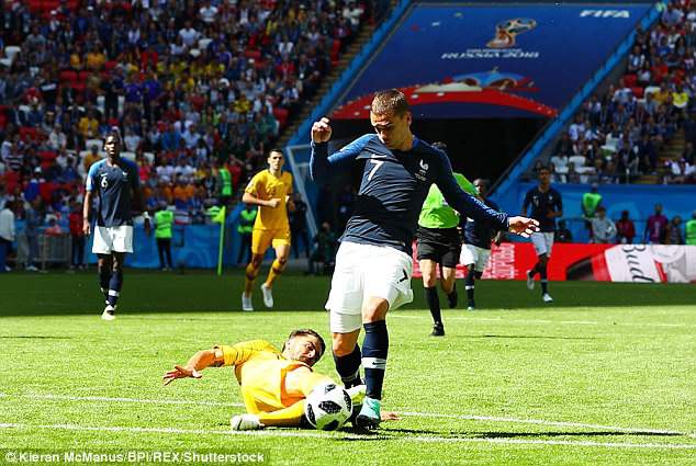 Fan tranh cãi dữ dội quyết định thổi penalty cho Pháp, dù trọng tài đã dùng công nghệ VAR - Ảnh 2.