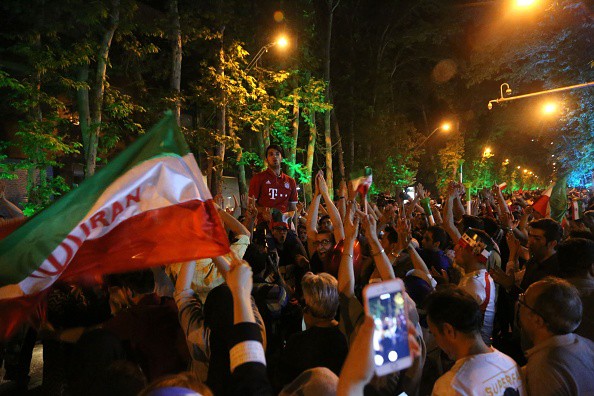 Người dân Iran đổ ra đường ăn mừng nhờ bàn phản lưới nghiệt ngã của đối thủ - Ảnh 9.