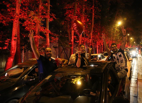 Người dân Iran đổ ra đường ăn mừng nhờ bàn phản lưới nghiệt ngã của đối thủ - Ảnh 8.