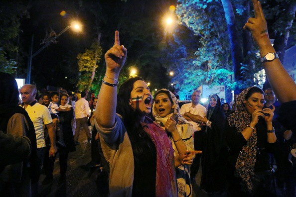Người dân Iran đổ ra đường ăn mừng nhờ bàn phản lưới nghiệt ngã của đối thủ - Ảnh 5.