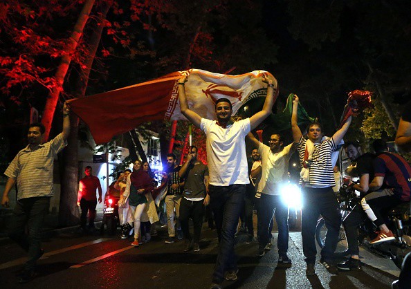 Người dân Iran đổ ra đường ăn mừng nhờ bàn phản lưới nghiệt ngã của đối thủ - Ảnh 4.