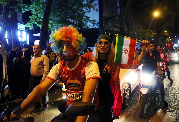 Người dân Iran đổ ra đường ăn mừng nhờ bàn phản lưới nghiệt ngã của đối thủ - Ảnh 7.