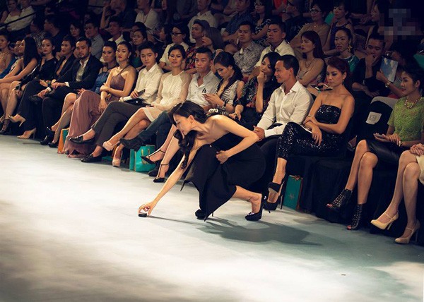 Hành động lên sàn catwalk nhặt giày Minh Tú đánh rơi của Hương Giang khiến dân mạng nức lòng - Ảnh 6.