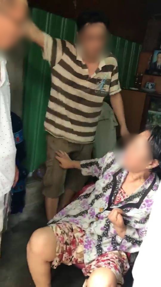 Clip phẫn nộ: Con trai bỏ mặc mẹ gi&agrave; l&ecirc;n cơn tai biến, đ&ograve;i bằng được ch&igrave;a kho&aacute; tủ lấy tiền rồi mới đưa đi viện - Ảnh 2.