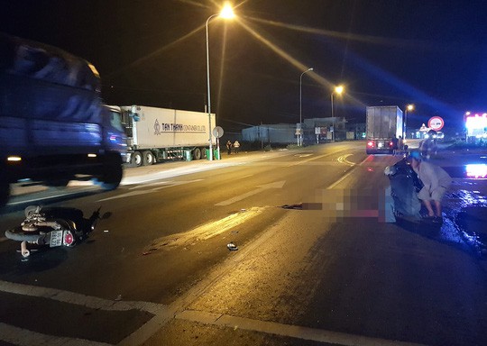 Đi xem bóng đá về bị xe container tông tử vong trên quốc lộ - Ảnh 1.