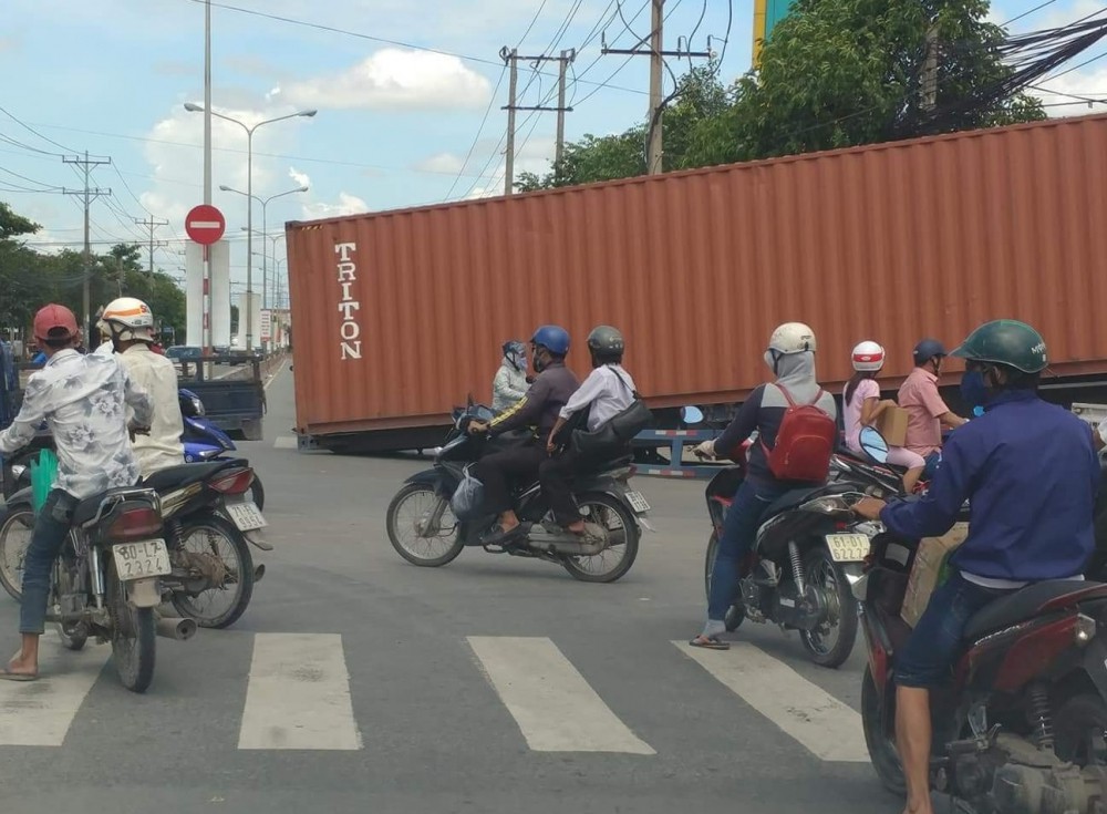 Container gãy sập giữa đường, hàng chục người thoát chết trong gang tấc - Ảnh 1.