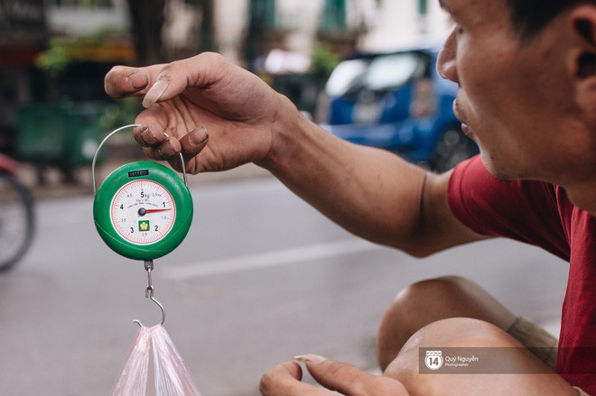 Mùa sấu về trên phố phường Hà Nội: Nhóm thợ đánh giày tranh thủ đổi nghề, kiếm tiền triệu mỗi ngày - Ảnh 5.