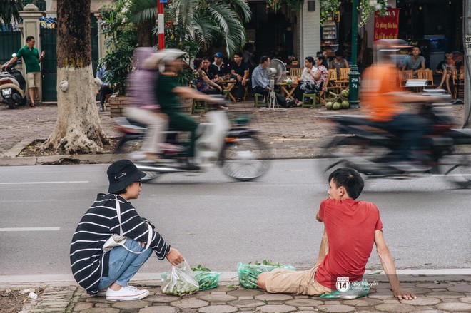 Mùa sấu về trên phố phường Hà Nội: Nhóm thợ đánh giày tranh thủ đổi nghề, kiếm tiền triệu mỗi ngày - Ảnh 9.