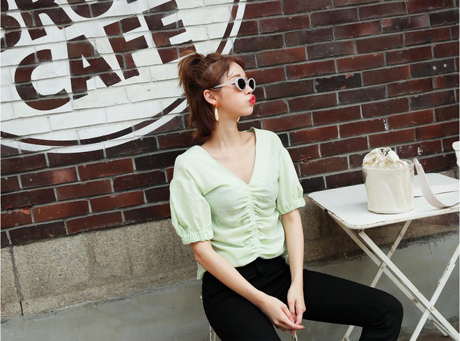 5 dáng áo blouse này đã gây sốt suốt từ đầu hè, hội chị em bánh bèo không nên bỏ qua bất cứ mẫu nào - Ảnh 6.