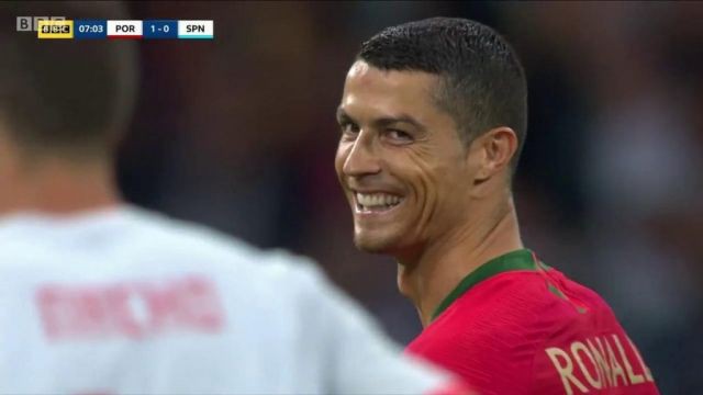 Ronaldo cười gian xảo, bị Pique tố hay ăn vạ quá - Ảnh 2.
