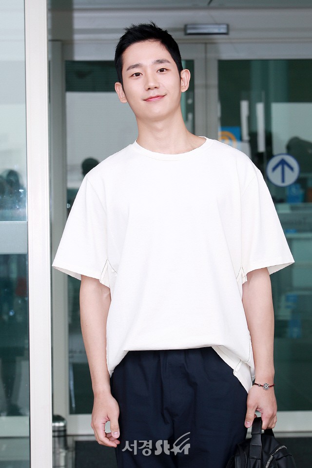 Qu&aacute; điển trai tại s&acirc;n bay, Jung Hae In lại bị ch&ecirc; v&igrave;... d&ugrave; l&ecirc;n phim, dự sự kiện hay selfie cũng diện mỗi chiếc &aacute;o trắng - Ảnh 4.