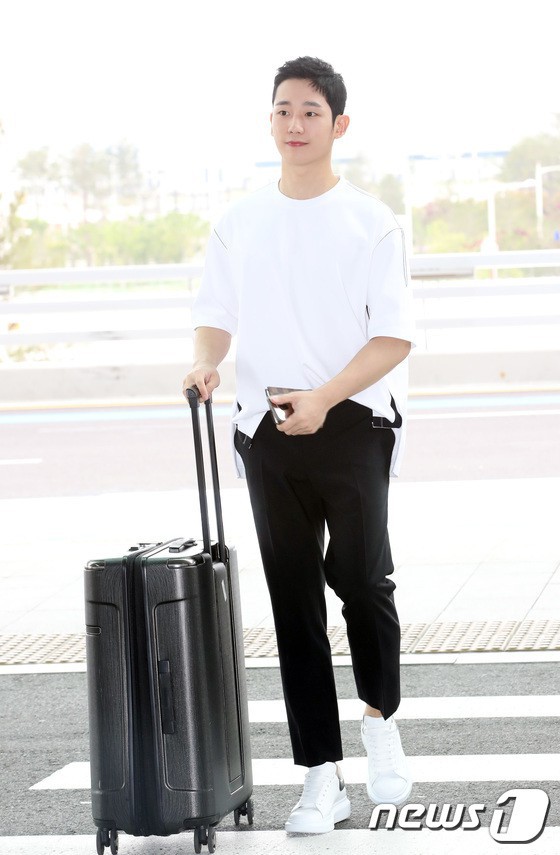 Qu&aacute; điển trai tại s&acirc;n bay, Jung Hae In lại bị ch&ecirc; v&igrave;... d&ugrave; l&ecirc;n phim, dự sự kiện hay selfie cũng diện mỗi chiếc &aacute;o trắng - Ảnh 6.