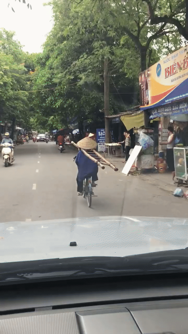 Clip: Người phụ nữ tr&ograve;ng thang v&agrave;o cổ, v&ocirc; tư đạp xe như diễn xiếc tr&ecirc;n phố khiến nhiều người th&oacute;t tim - Ảnh 2.