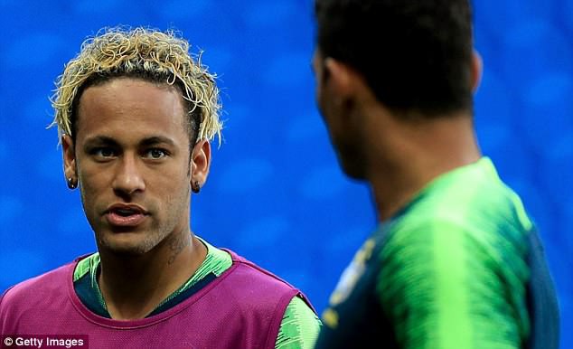 Neymar trước trận khai màn World Cup 2018 khoe mái tóc kỳ lạ - Ảnh 2.