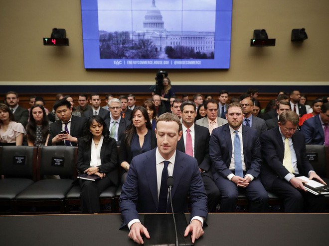 Scandal gần đ&acirc;y của Facebook c&agrave;ng xo&aacute;y th&ecirc;m v&agrave;o nỗi đau của Zuckerberg: Họ kh&ocirc;ng sở hữu một chiếc smartphone n&agrave;o cả - Ảnh 1.