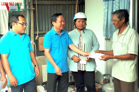 Lại xảy ra sạt lở đất ven sông ở Cà Mau, 6 căn nhà hư hại - Ảnh 2.