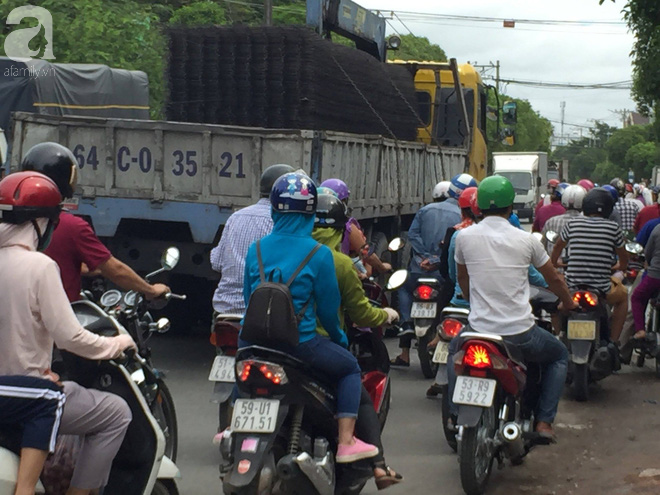 TP.HCM: Va chạm với xe tải, nam thanh niên tử vong, giao thông tê liệt nhiều giờ - Ảnh 2.