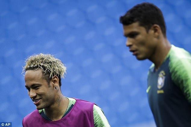 Neymar trước trận khai màn World Cup 2018 khoe mái tóc kỳ lạ - Ảnh 3.