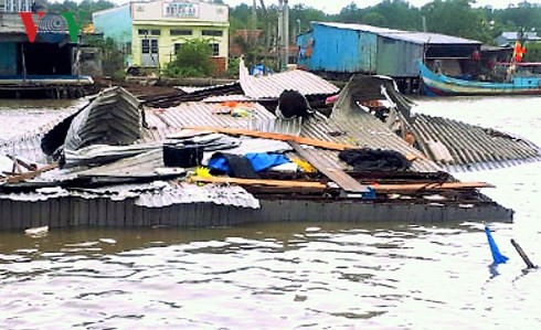 Lại xảy ra sạt lở đất ven sông ở Cà Mau, 6 căn nhà hư hại - Ảnh 3.