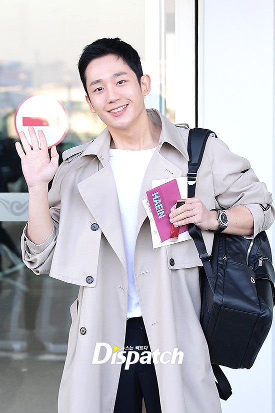 Qu&aacute; điển trai tại s&acirc;n bay, Jung Hae In lại bị ch&ecirc; v&igrave;... d&ugrave; l&ecirc;n phim, dự sự kiện hay selfie cũng diện mỗi chiếc &aacute;o trắng - Ảnh 10.