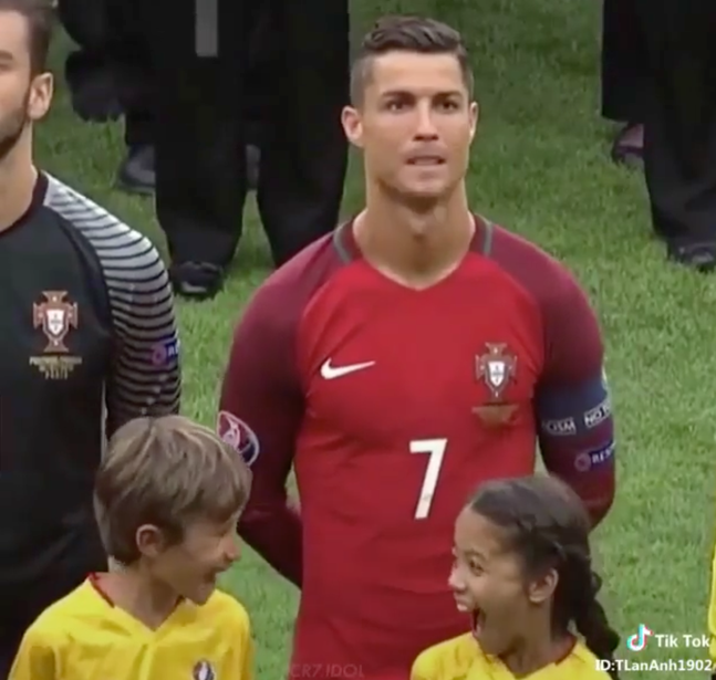 Biểu cảm lần đầu được đứng cạnh Cristiano Ronaldo của hai em bé công phá MXH vì quá đáng yêu - Ảnh 3.