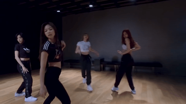 YG cái gì cũng đủ, chỉ thiếu mỗi đèn phòng tập cho Black Pink luyện vũ đạo - Ảnh 1.