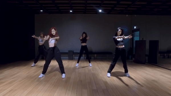 YG cái gì cũng đủ, chỉ thiếu mỗi đèn phòng tập cho Black Pink luyện vũ đạo - Ảnh 2.