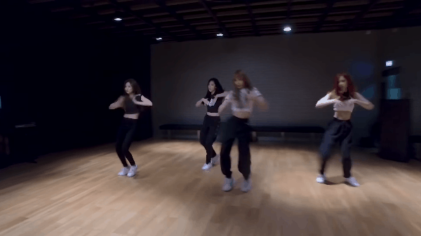 YG cái gì cũng đủ, chỉ thiếu mỗi đèn phòng tập cho Black Pink luyện vũ đạo - Ảnh 3.