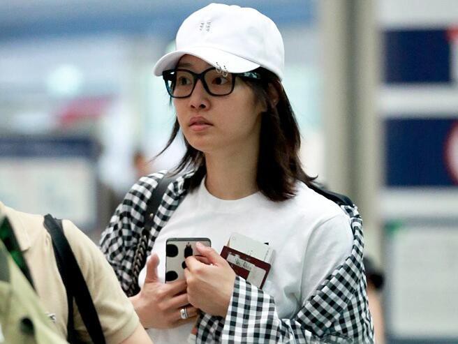 1 năm sau scandal ngoại t&igrave;nh, Ảnh hậu TQ giảm tới 15kg v&agrave; sở hữu v&oacute;c d&aacute;ng thon thả kh&oacute; tin - Ảnh 4.