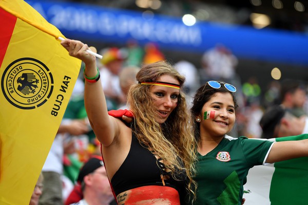Fan nữ Mexico lấn át nhan sắc Đức trên khán đài World Cup 2018 - Ảnh 1.