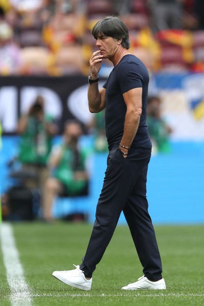 HLV Joachim Low lại ngoáy mũi trong trận thua của đội tuyển Đức - Ảnh 3.
