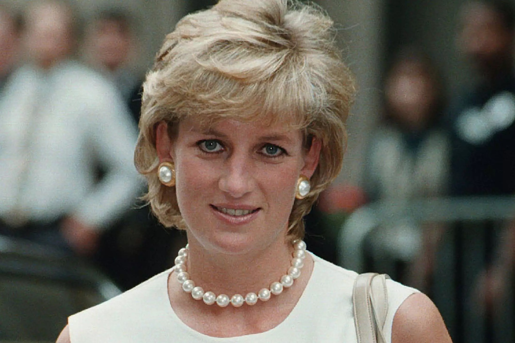 Bí mật đằng sau mái tóc ngắn hoàn hảo của Công nương Diana sẽ khiến bạn càng ngưỡng mộ sự kín đáo của bà - Ảnh 6.