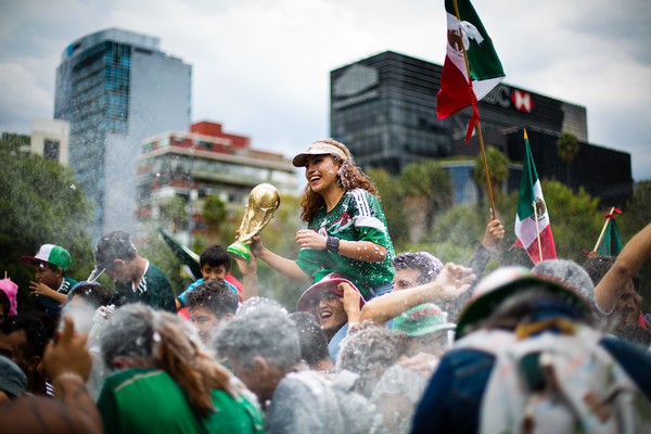 Fan nữ Mexico lấn &aacute;t nhan sắc Đức tr&ecirc;n kh&aacute;n đ&agrave;i World Cup 2018 - Ảnh 12.