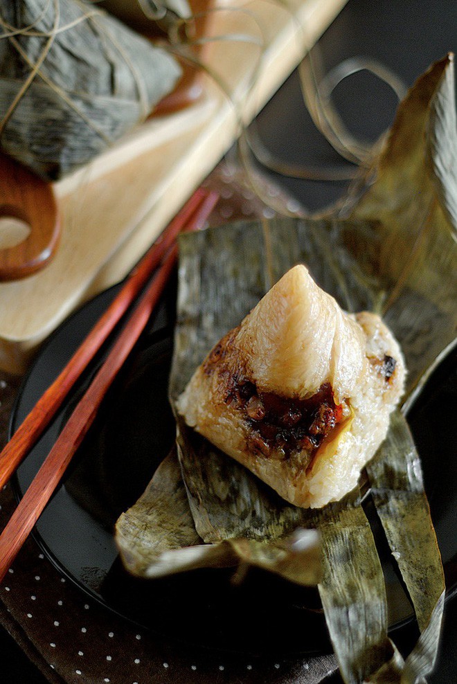 Kh&ocirc;ng phải cơm rượu, b&aacute;nh &uacute;, đ&acirc;y l&agrave; m&oacute;n b&aacute;nh kh&ocirc;ng thể n&agrave;o thiếu trong m&acirc;m cỗ c&uacute;ng Tết Đoan ngọ của người Trung Quốc - Ảnh 2.