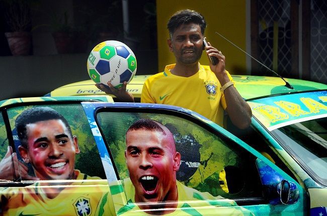 Người đàn ông sơn cả nhà cả xe thành màu vàng chuối với ước mơ đội tuyển Brazil sẽ vô địch World Cup 2018 - Ảnh 1.