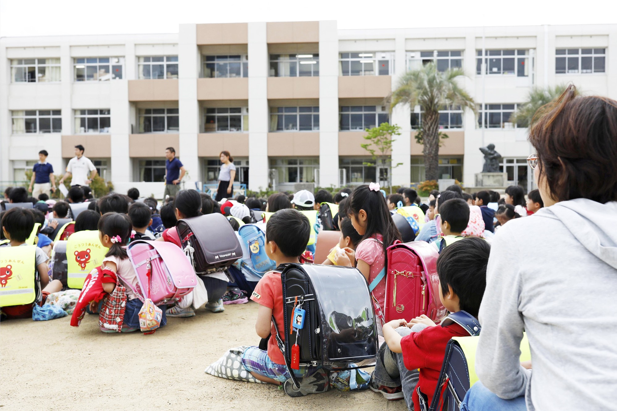 Những hình ảnh kinh hoàng trong vụ động đất khiến 3 người chết và hơn 200 người bị thương ở Osaka, Nhật Bản - Ảnh 19.