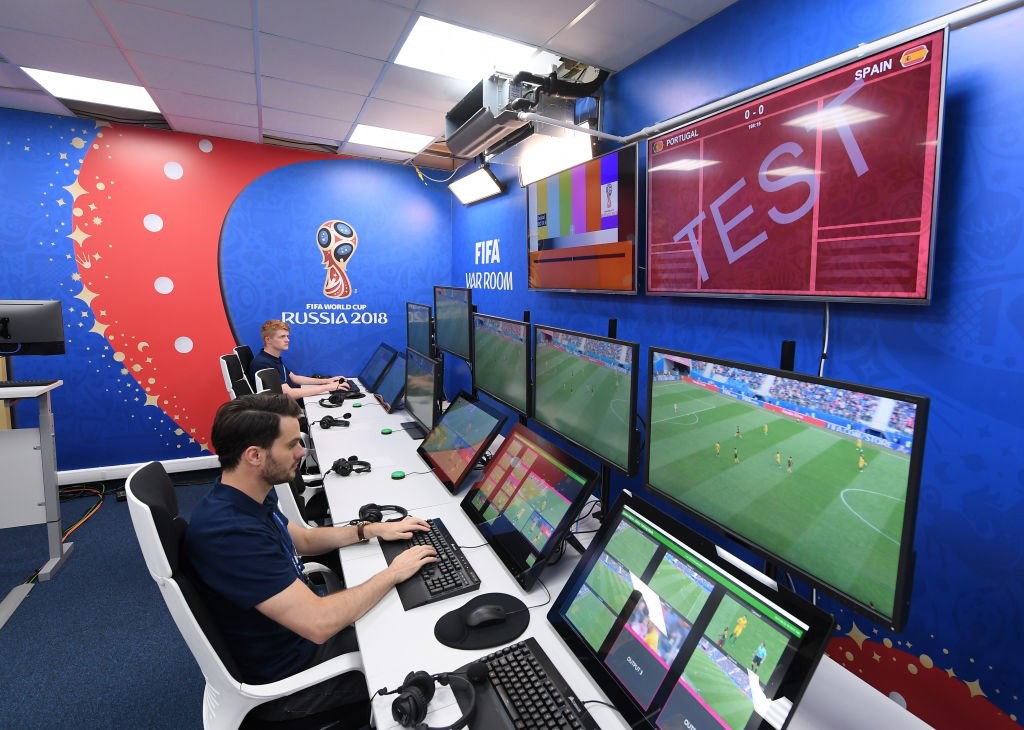 Toàn cảnh vận hành công nghệ VAR của World Cup 2018: Nơi đưa ra những phán quyết sinh sát quyền lực nhất - Ảnh 9.