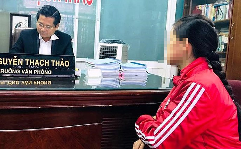 Bé 14 tuổi bị xâm hại ở Bình Phước cầu cứu luật sư TP.HCM - Ảnh 1.